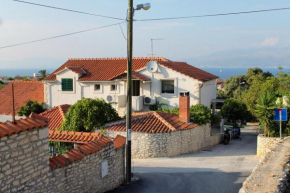 Apartments with a parking space Supetar, Brac - 5662